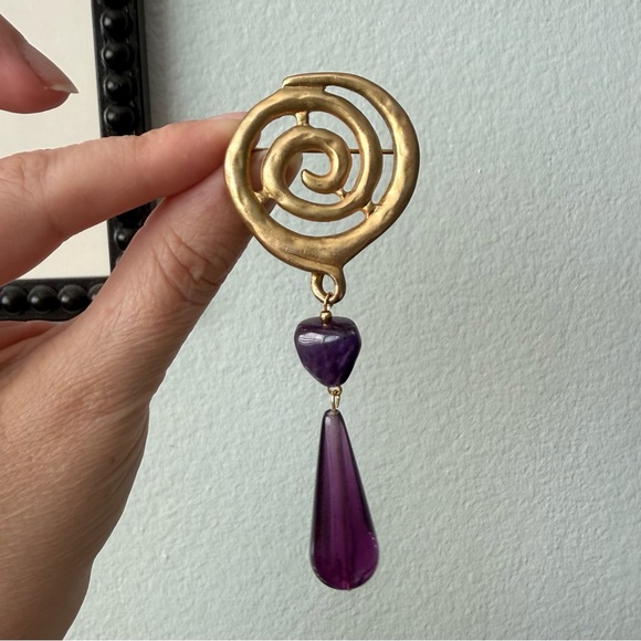 Vintage Matte Goldtone Spiral Brooch with Amethyst Bead & Purple Lucite Dangle - Picture 5 of 9